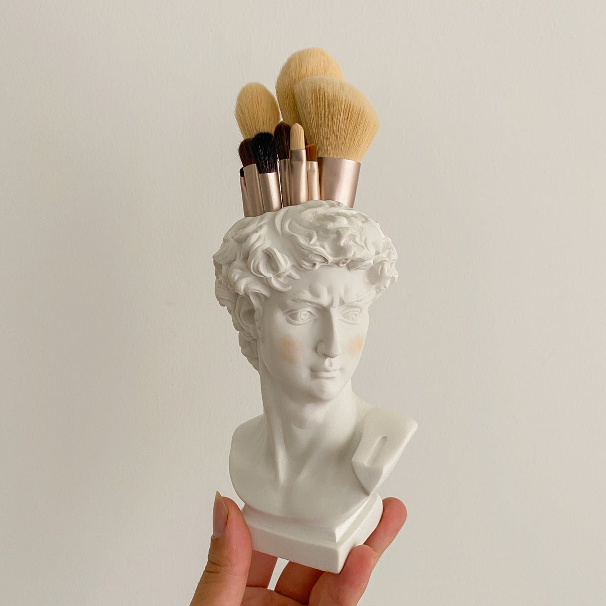Statue pot à pinceaux de maquillage